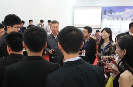双体一家亲 迎渝酒会胜利举行
