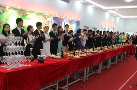 双体一家亲 迎渝酒会胜利举行