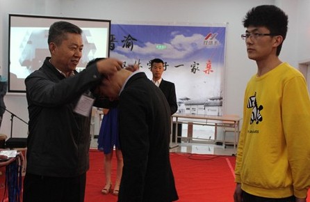 双体一家亲 迎渝酒会胜利举行